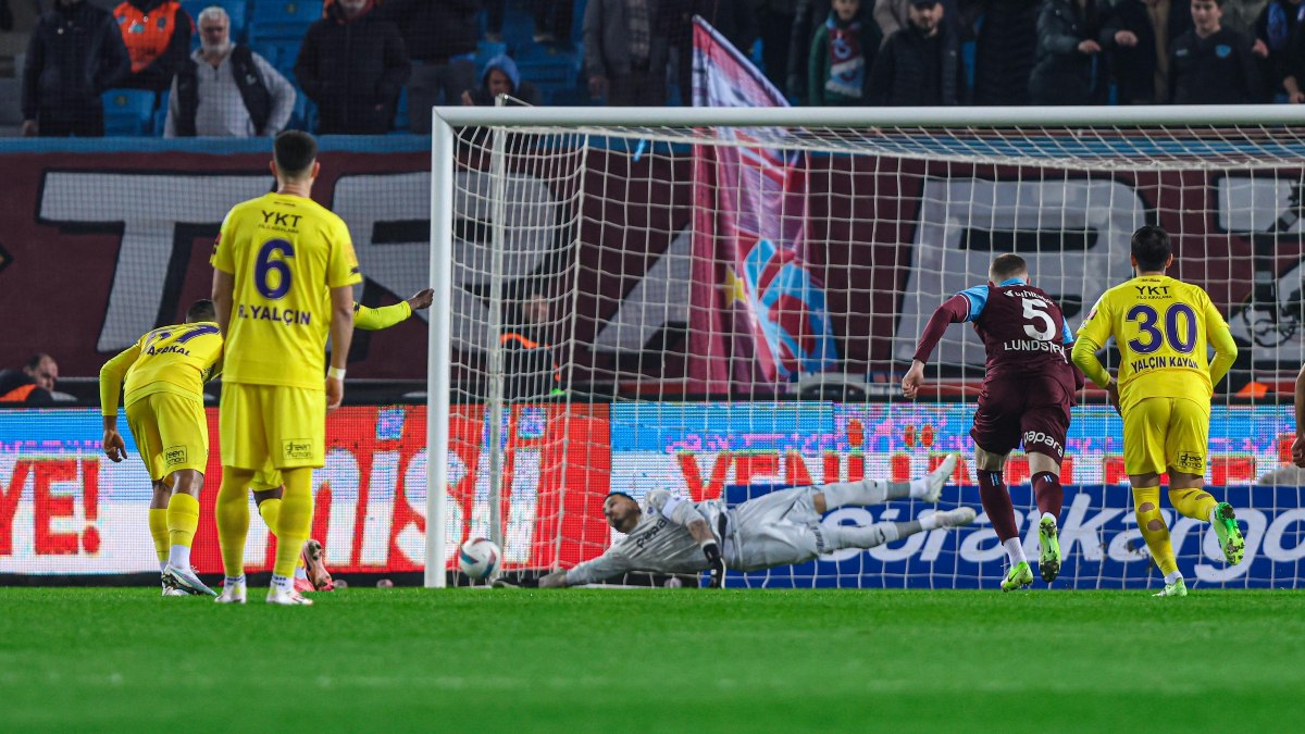 Trabzonspor - Eyüpspor maçında Uğurcan Çakır'ın muhteşem penaltı kurtarışı futbolseverleri