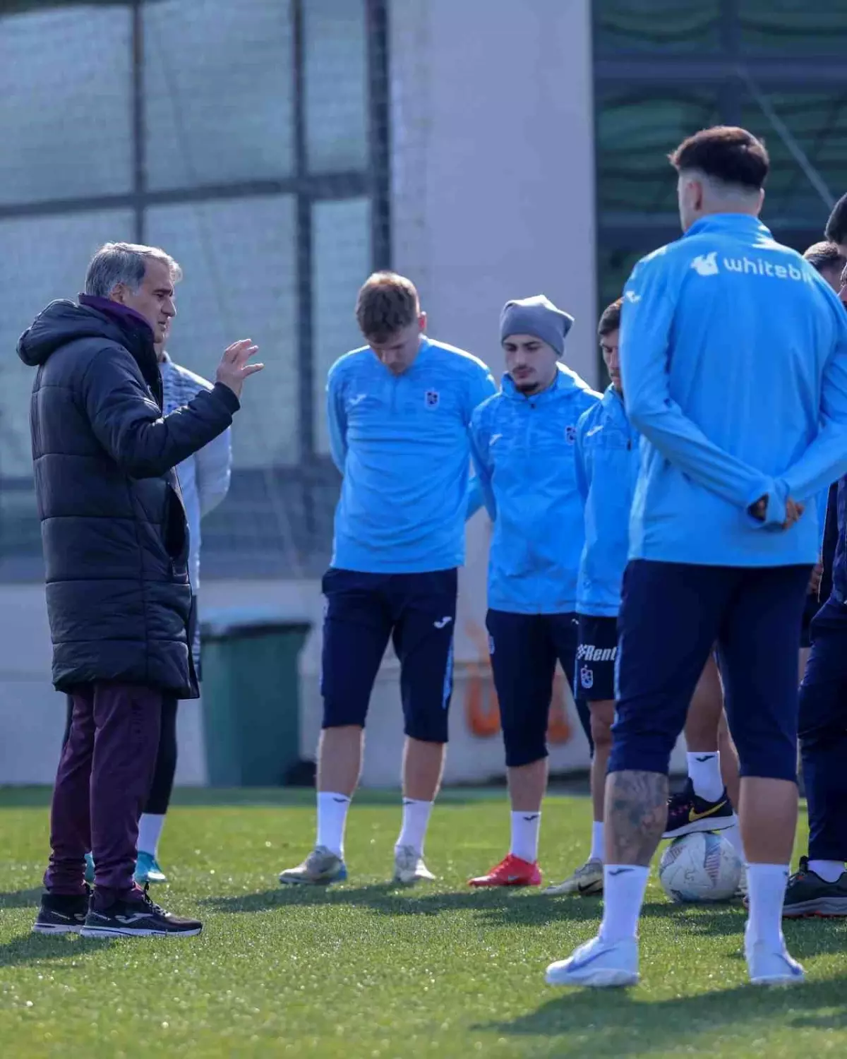 Trabzonspor'un ara transfer dönemi faaliyetlerini keşfedin. Yeni transferler, kadro güncellemeleri