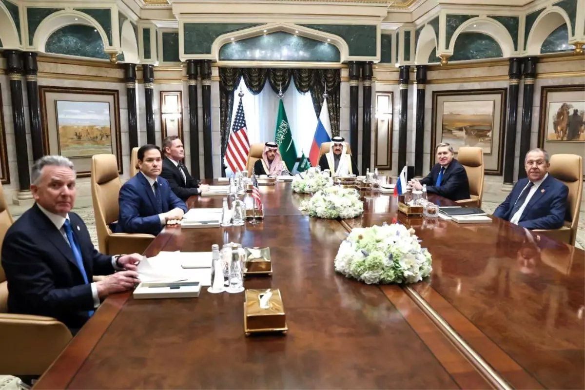 Putin ve Trump, Suudi Arabistan'da bir ortaya gelerek münasebetleri tekrar