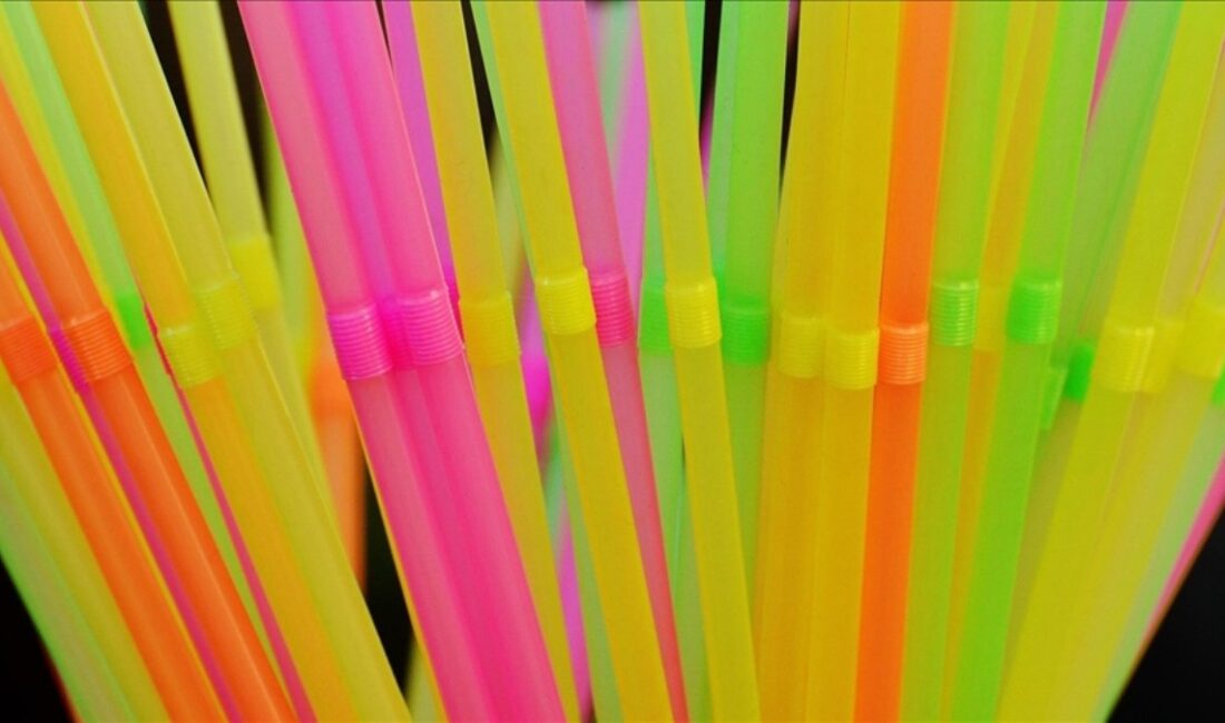 Trump'ın plastik pipet kararnamesinin Türkiye'nin plastik sektörüne etkilerini keşfedin. Bu