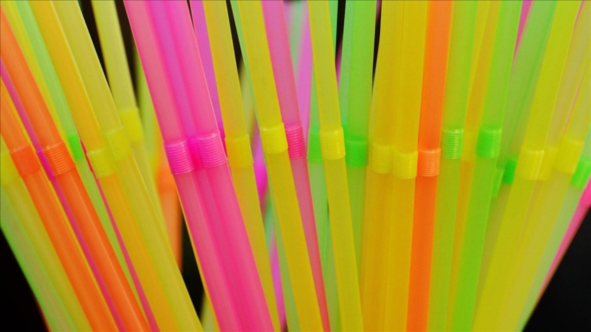 Trump'ın plastik pipet kararnamesinin Türkiye'nin plastik sektörüne etkilerini keşfedin. Bu