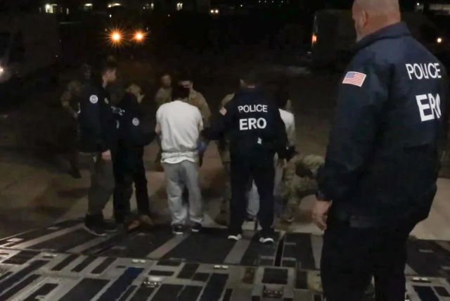 Trump'ın Sert Göçmen Politikası: İkinci Göçmen Kafilesi Guantanamo'ya Nakledildi