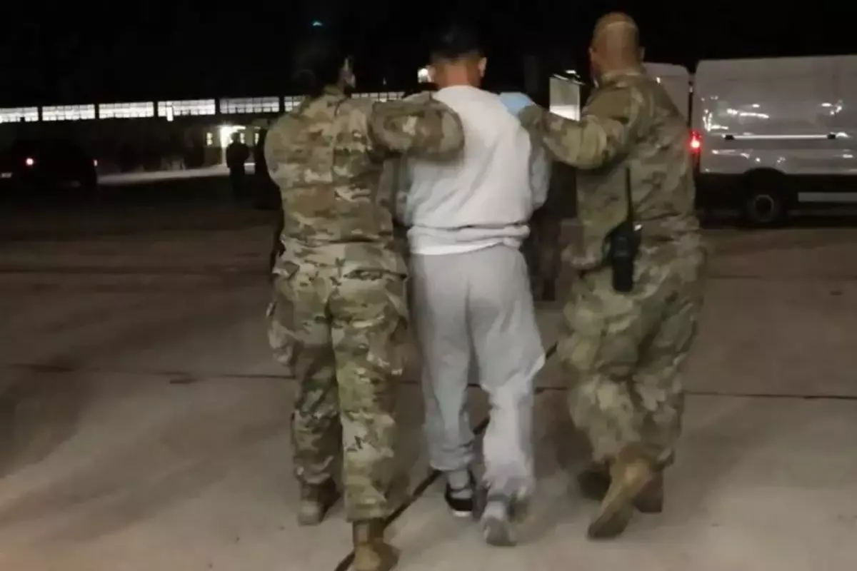 Trump'ın sert göçmen politikası çerçevesinde, ikinci göçmen kafilesinin Guantanamo'ya nakledilmesiyle