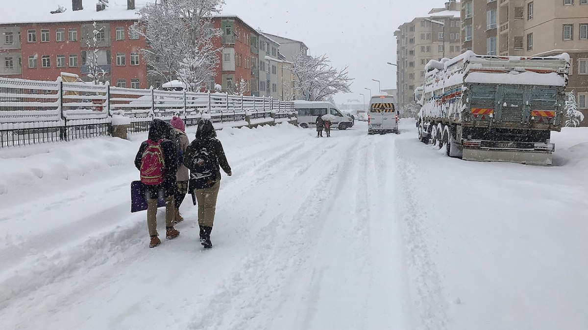 Türkiye'de kar yağışı nedeniyle okulların tatil edilmesi, öğrenciler ve aileler