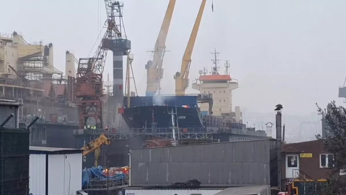 Tuzla Tersanesi'nde meydana gelen yangın, bölgedeki işleyişi etkiledi. Olayın detayları,