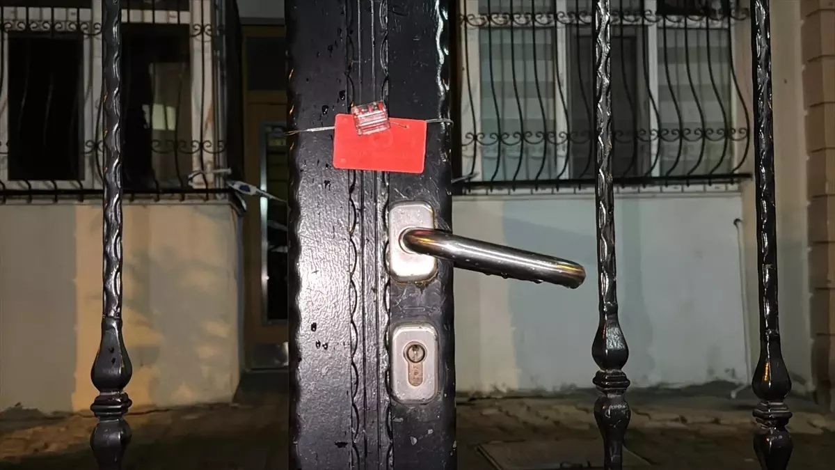 Tuzla'da duvarlarında çatlaklar oluşan 4 katlı bina, önlem gayeli olarak