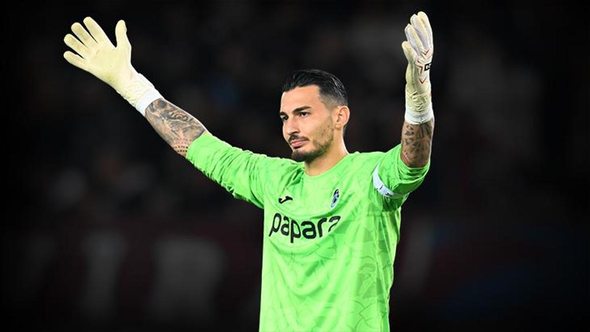 Uğurcan Çakır, Süper Lig'deki olağanüstü performansıyla dikkatleri üzerine çekiyor. Bu