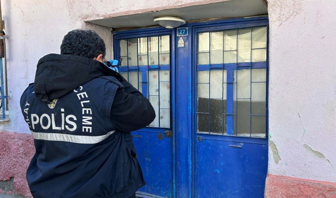 Uşak'ta meydana gelen korkunç olayda bir oğul, babasını bıçaklayarak öldürdü.