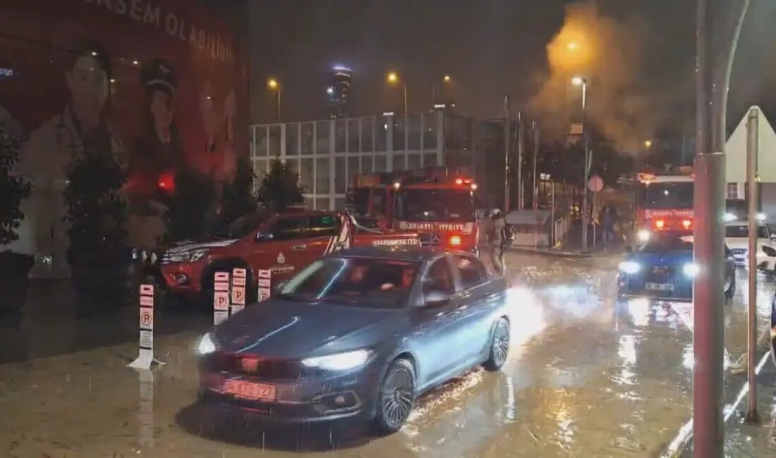 Üsküdar'daki bir alışveriş merkezinde meydana gelen yangın paniği, ziyaretçileri korkuttu.