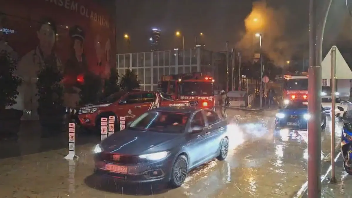 Üsküdar'daki bir alışveriş merkezinde meydana gelen yangın paniği, ziyaretçileri korkuttu.