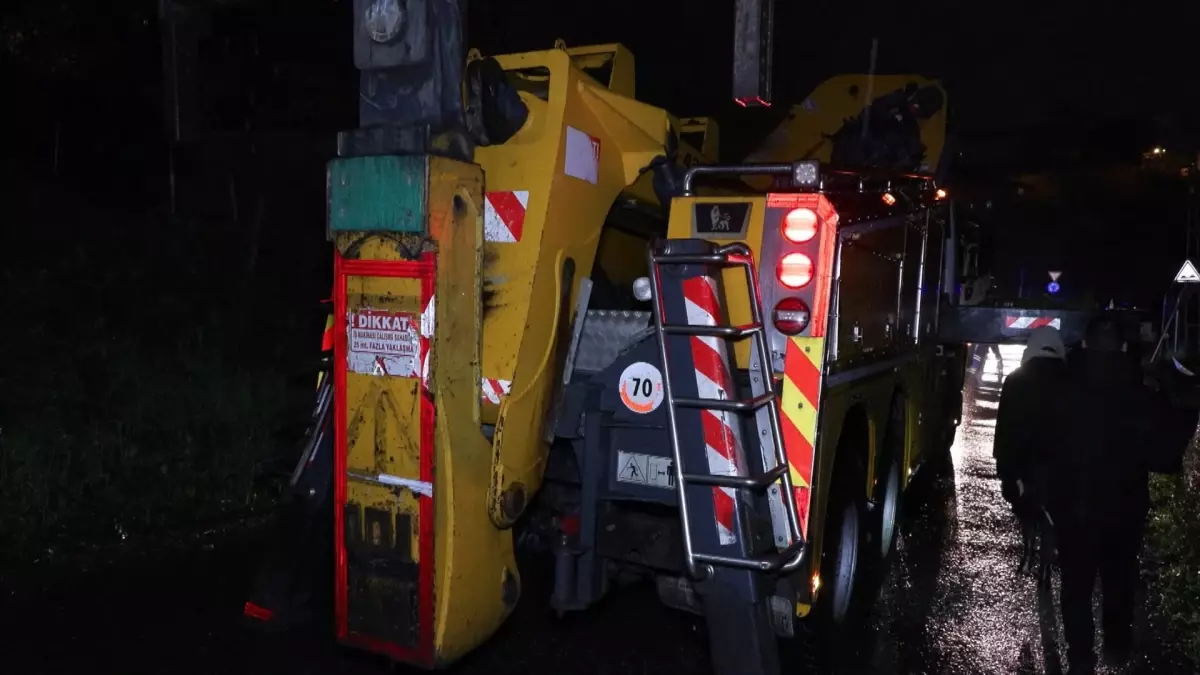 Üsküdar'da meydana gelen olayda, bir çöp kamyonu dereye devrildi. Olay