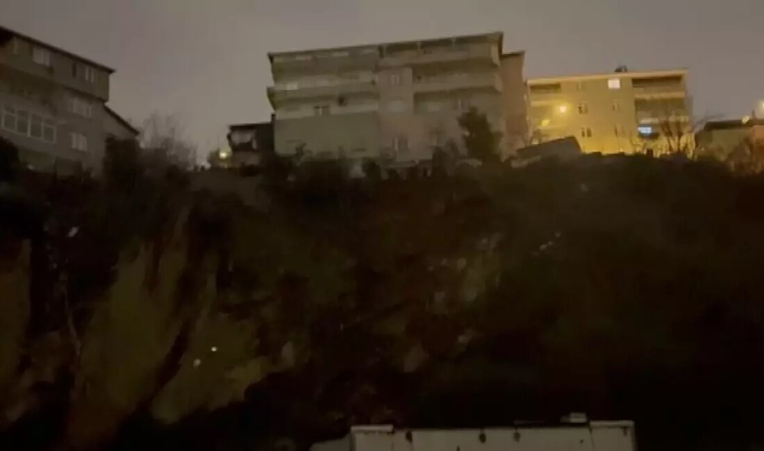 Üsküdar'da meydana gelen toprak kayması sonucu iki bina güvenlik nedeniyle