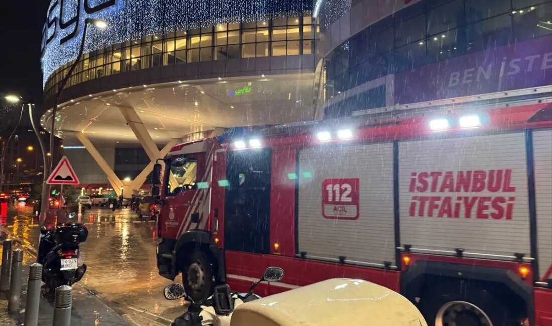 Üsküdar'daki alışveriş merkezinde meydana gelen yangın, itfaiye ekiplerinin hızlı müdahalesiyle