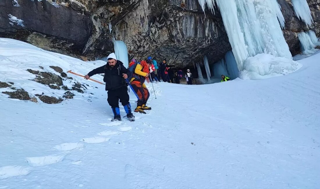 Vadi Doğa Sporları Kulübü'nün buz tutmuş şelaleye gerçekleştirdiği başarılı tırmanış,