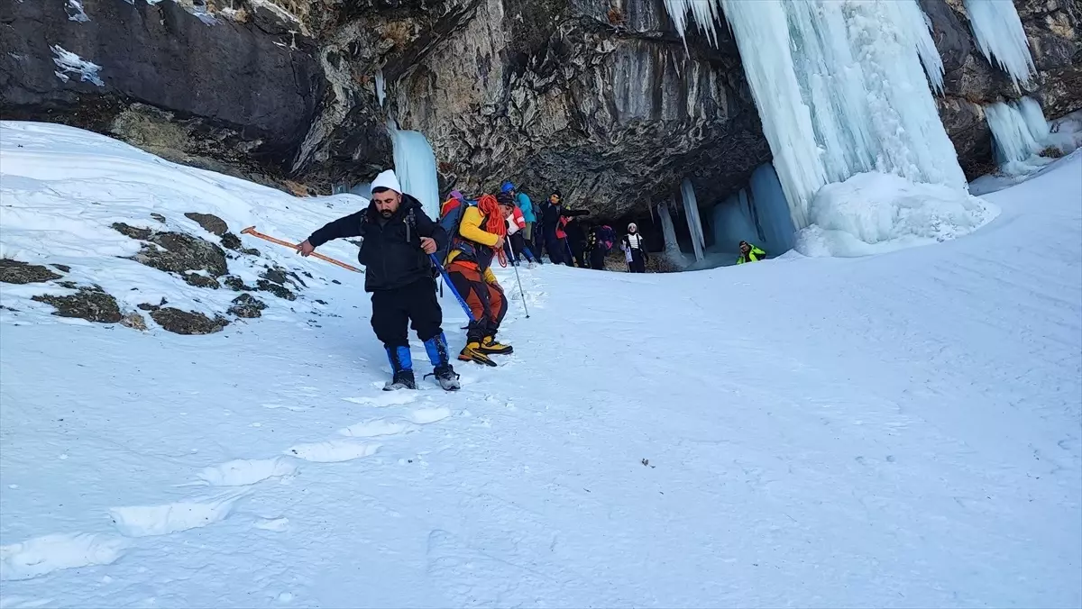 Vadi Doğa Sporları Kulübü'nün buz tutmuş şelaleye gerçekleştirdiği başarılı tırmanış,