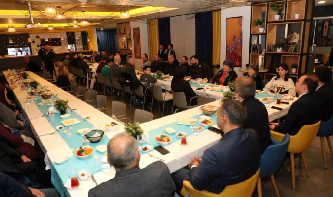 Vali Aydoğdu, maden kazasında hayatını kaybeden işçilerin aileleriyle bir araya