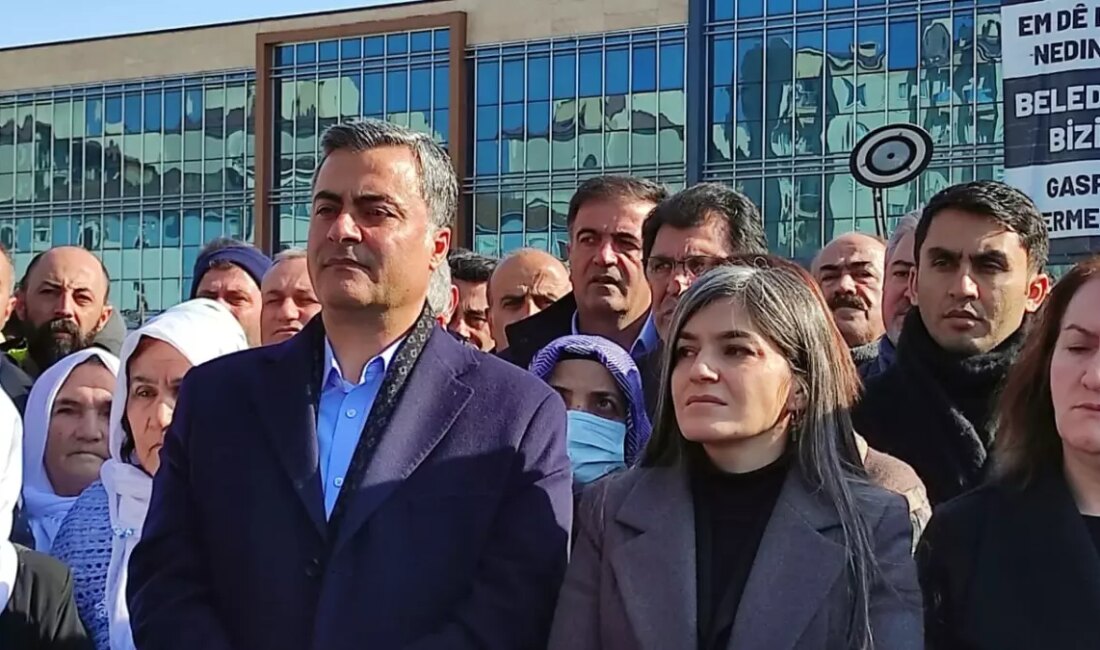 Van Büyükşehir Belediye önünde düzenlenen etkinlikte, halkın iradesine sahip çıkıldı.