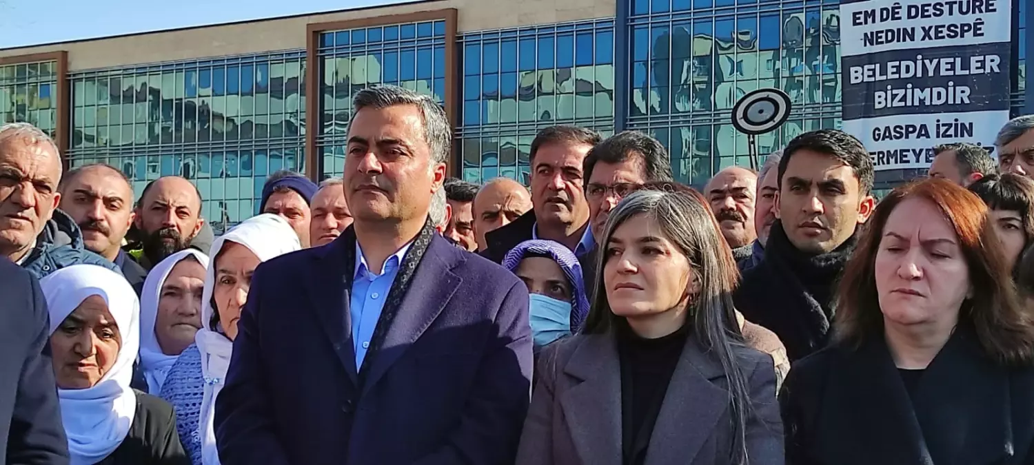 Van Büyükşehir Belediye önünde düzenlenen etkinlikte, halkın iradesine sahip çıkıldı.