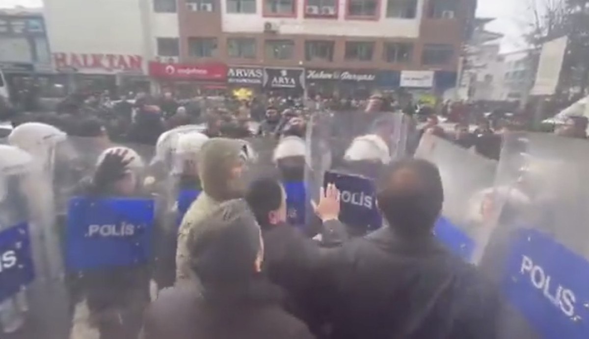 Van'da DEM Parti'nin İzinsiz Yürüyüşüne Polis Engeli