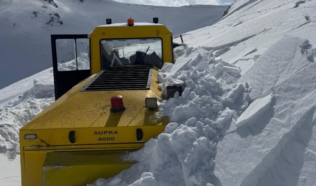 Van'da yol açma çalışması sırasında iş makinesinin üzerine çığ düştü.