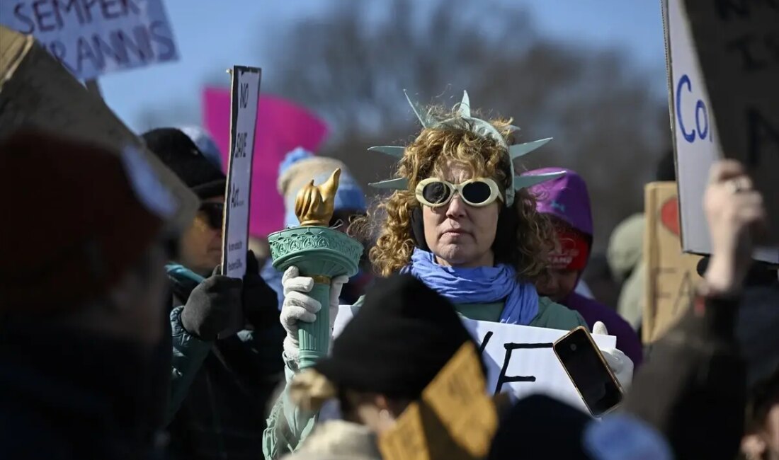 Binlerce kişi, Trump idaresini ve Musk'ı protesto etmek için Union