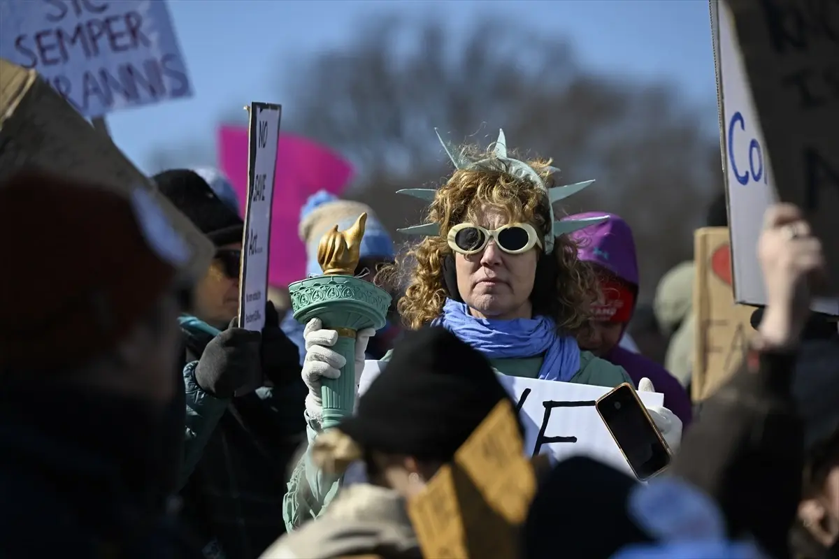 Binlerce kişi, Trump idaresini ve Musk'ı protesto etmek için Union