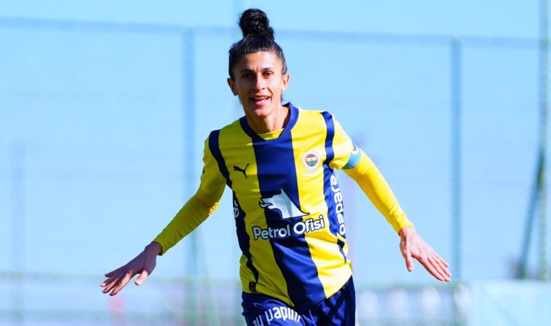 Mesleğinde 300. defa fileleri havalandıran 34 yaşındaki Fenerbahçeli oyuncu Yağmur