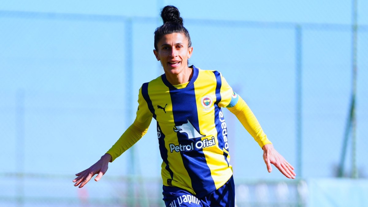Mesleğinde 300. defa fileleri havalandıran 34 yaşındaki Fenerbahçeli oyuncu Yağmur