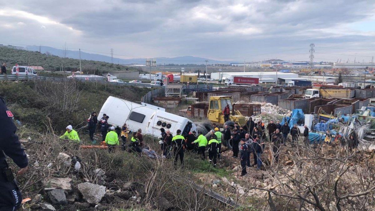 Yalova-Bursa yolunda meydana gelen feci kazada 15 kişi yaralandı. Olayın