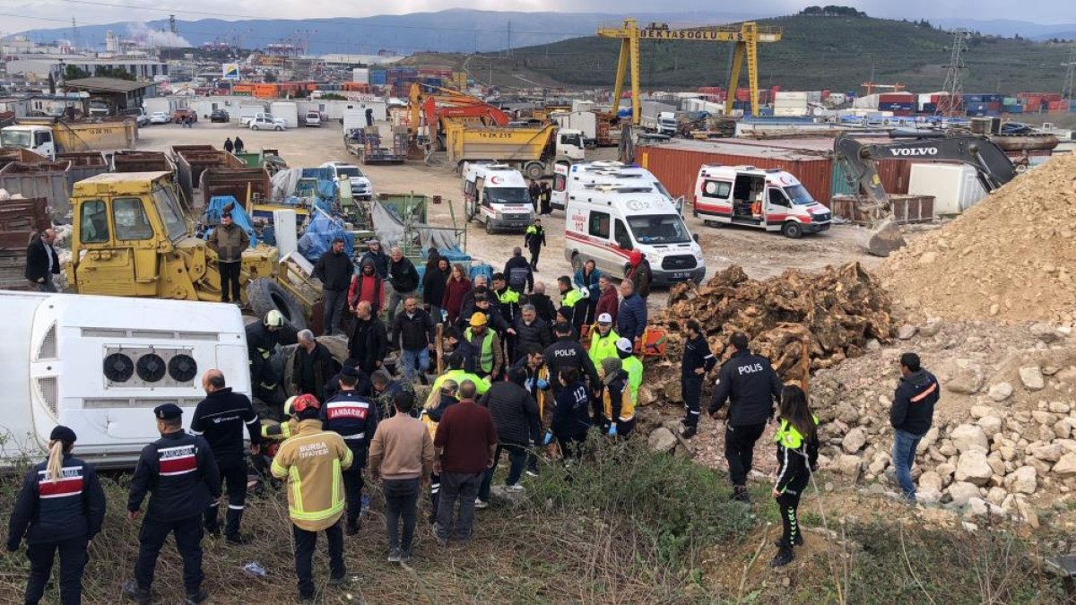 Yalova-Bursa Yolunda Feci Kaza: 15 Yaralı