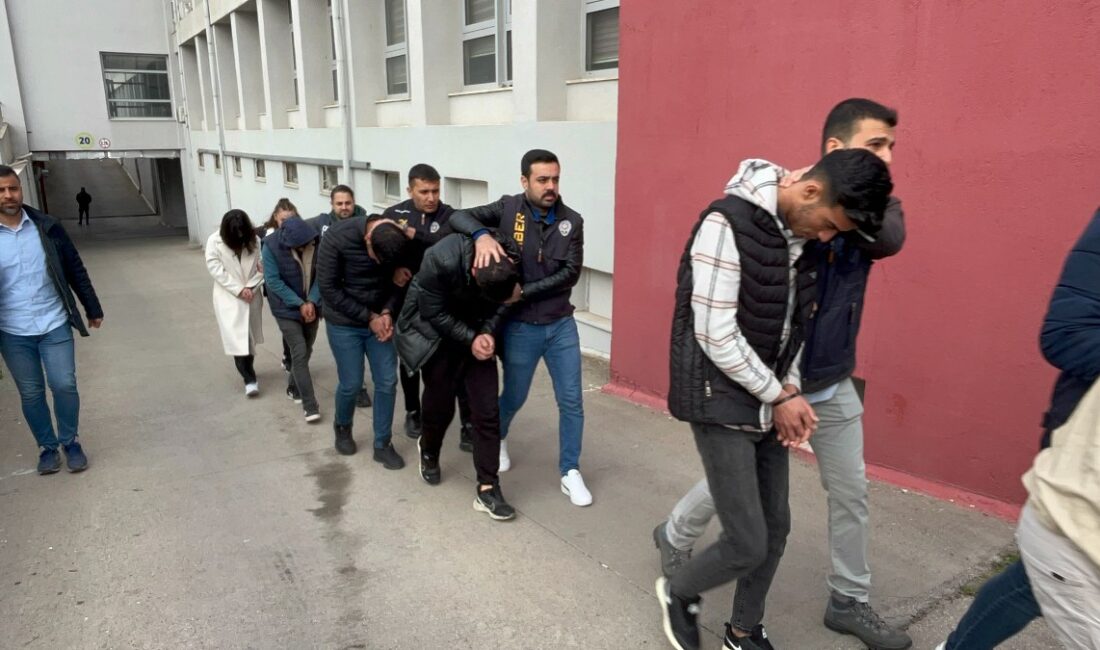 Yasa dışı bahis operasyonu kapsamında gerçekleştirilen baskınlarda 7 kişi tutuklandı.