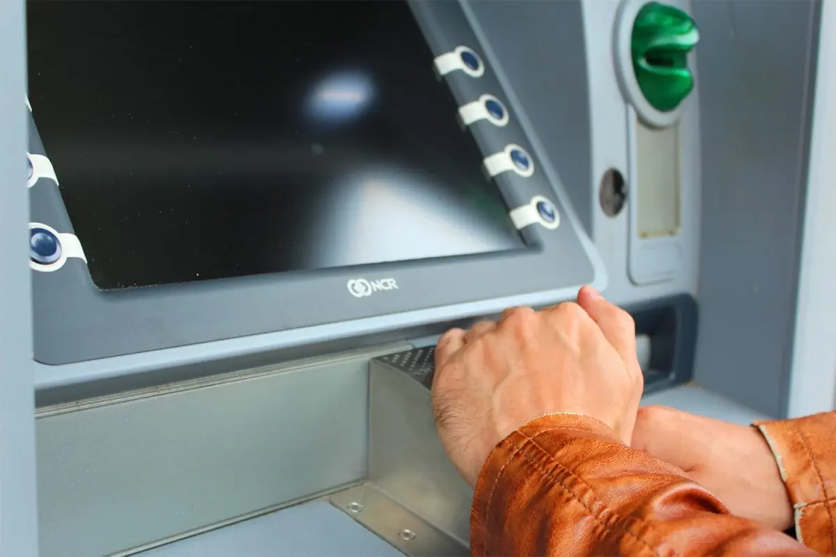 Yeni düzenlemelerle ATM ve telefon abonelikleri üzerindeki kontroller artırılıyor, hatalar