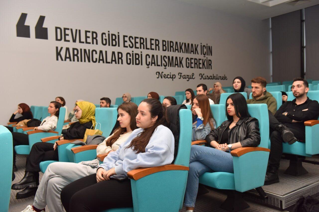 Yıldırım Belediyesi, Mümine Şeremet Uyumayan Kütüphanesi’nde ‘Mobil Fotoğrafçılık Atölyesi’ başlattı. Fotoğrafçı
