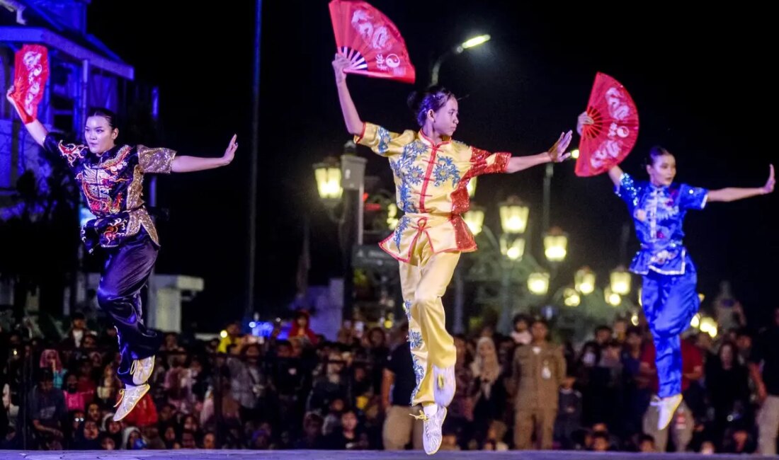 Yogyakarta'da düzenlenen Çin Yeni Yılı Karnavalı, renkli kostümler, geleneksel danslar