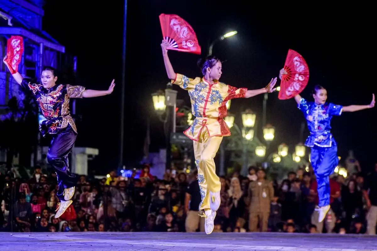 Yogyakarta'da düzenlenen Çin Yeni Yılı Karnavalı, renkli kostümler, geleneksel danslar