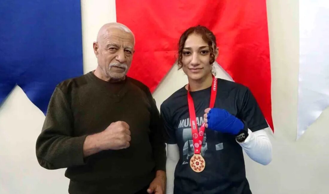 Yozgat'ın kickboks şampiyonu Betül Zararsız'ın azim dolu başarı hikayesini keşfedin.