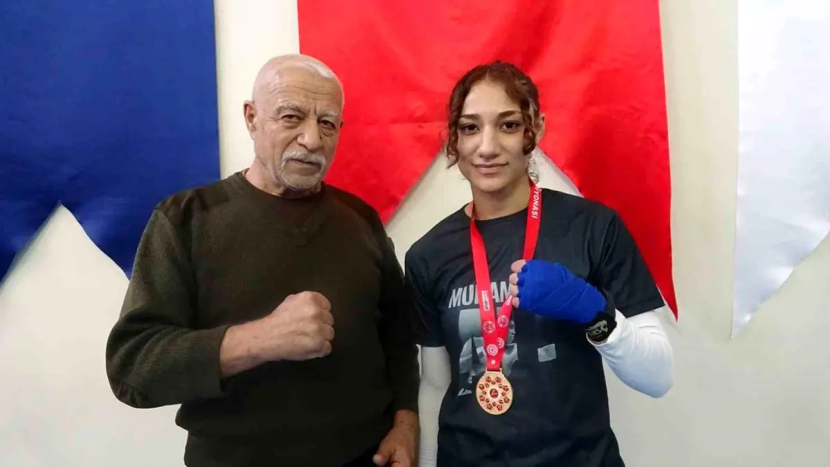 Yozgat'ın kickboks şampiyonu Betül Zararsız'ın azim dolu başarı hikayesini keşfedin.