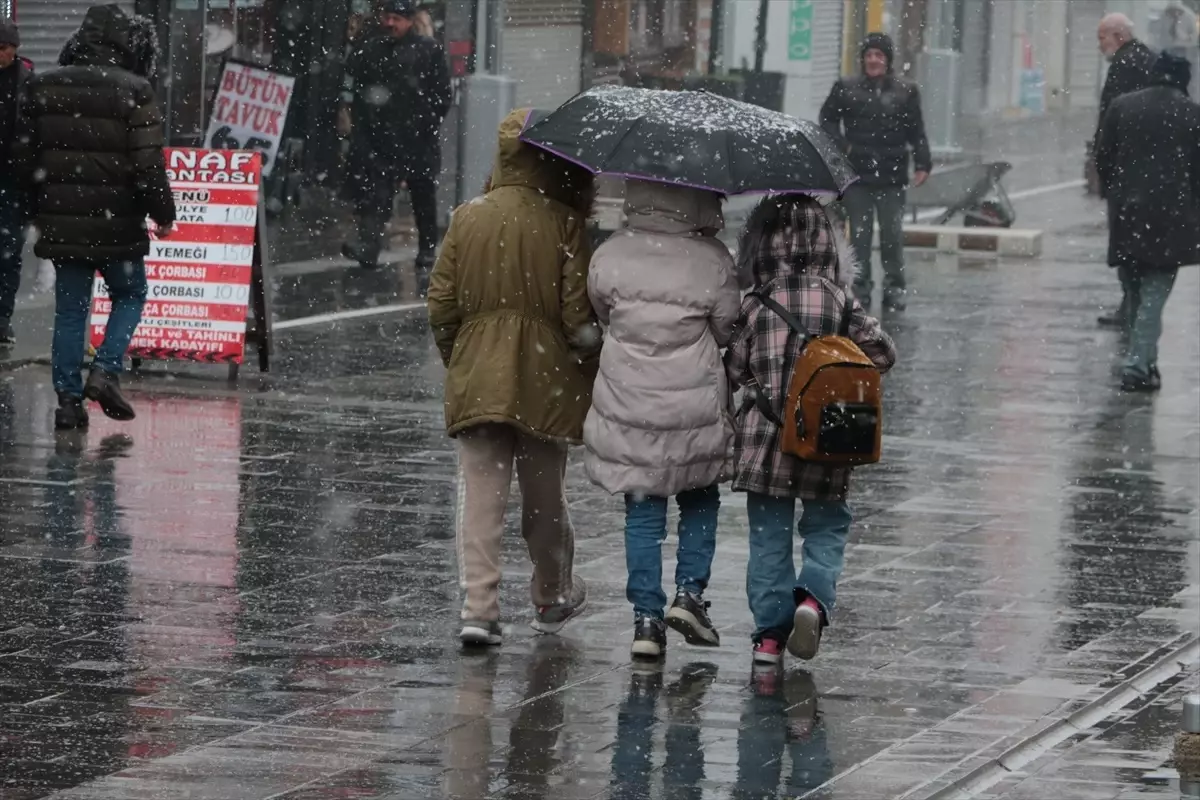 Yozgat'ta beklenmedik kar yağışı nedeniyle eğitime bir gün ara verildi.