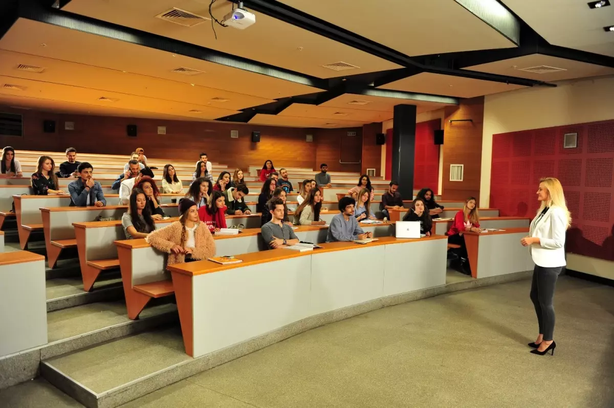 Yükseköğretimde kadınların yükselişi ve akademik başarıları üzerine derinlemesine bir inceleme.