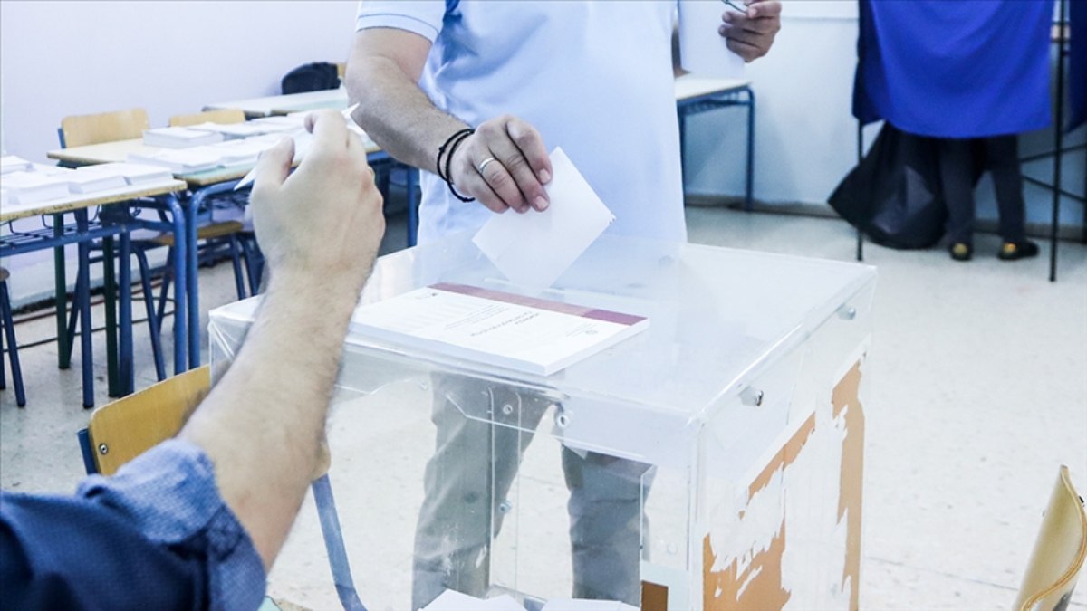 Yunanistan'da Cumhurbaşkanlığı seçimleri, belirsizlik ve tartışmalarla dolu bir çıkmaza girdi.