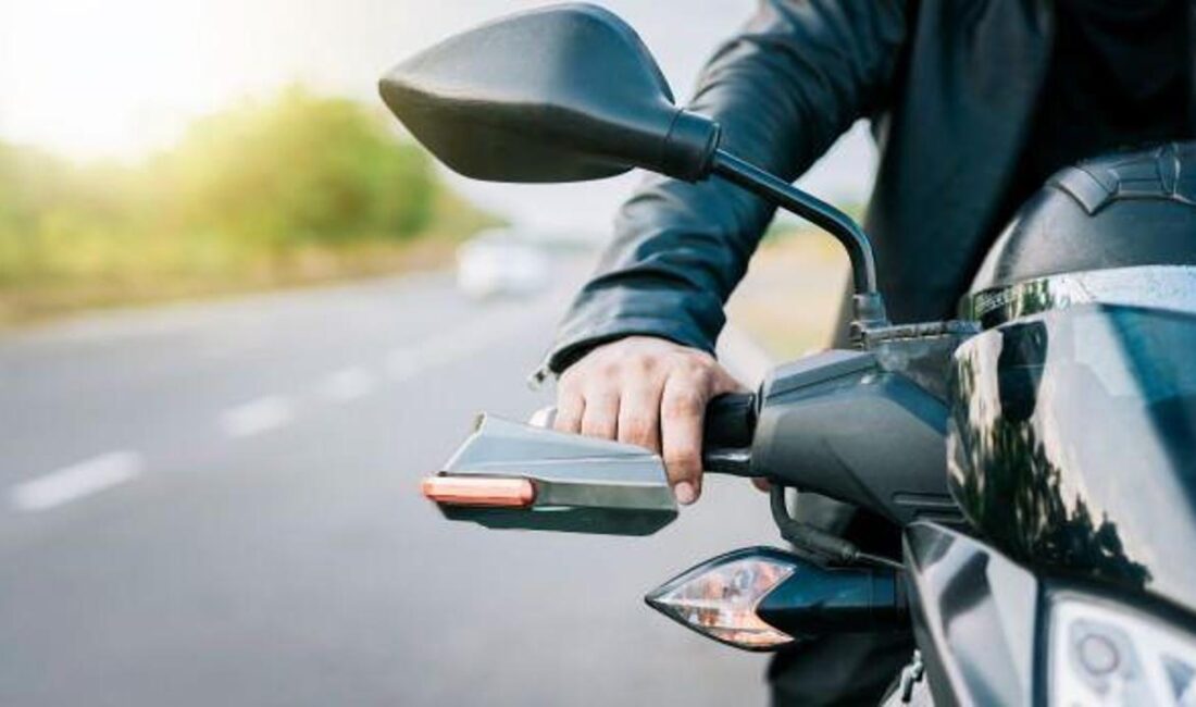 Yunanistan'da güvenliği artırmak amacıyla kask takmayan motosiklet sürücülerine akaryakıt satışı