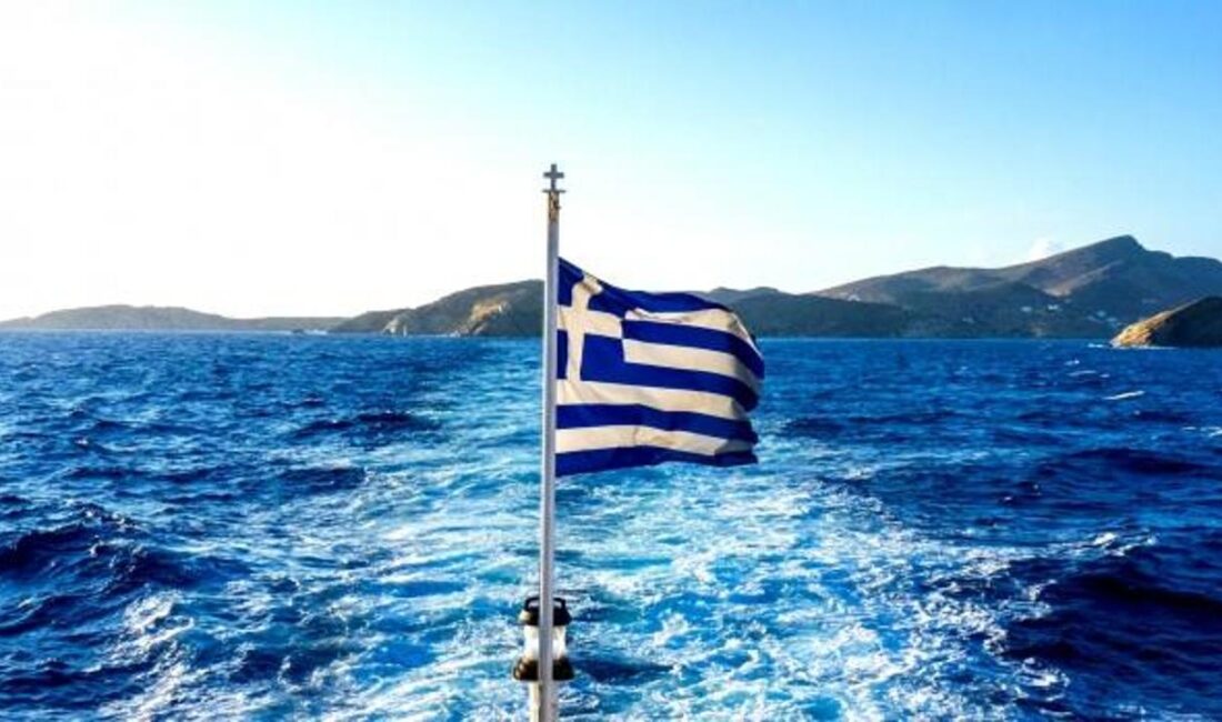 Yunanistan'ın Santorini Adası'nda olağanüstü hal ilan edildi. Bu durum, artan