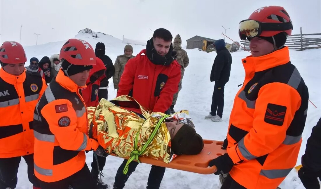 Zigana Dağı'nda üniversite öğrencilerine çığ eğitimi verildi. Bu eğitim, öğrencilerin