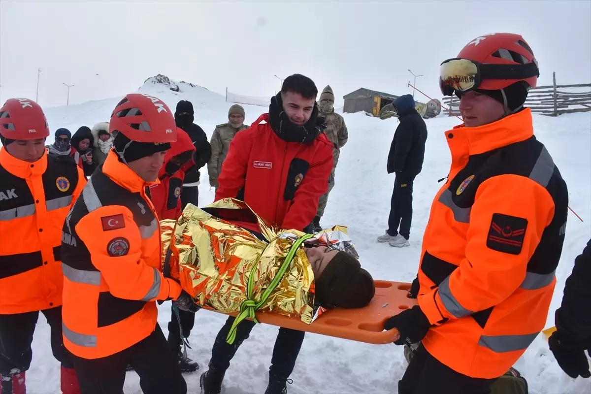 Zigana Dağı'nda üniversite öğrencilerine çığ eğitimi verildi. Bu eğitim, öğrencilerin