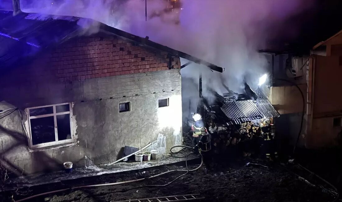Zonguldak'ta meydana gelen kömürlük yangınında 3 kişi dumandan etkilendi. Olay