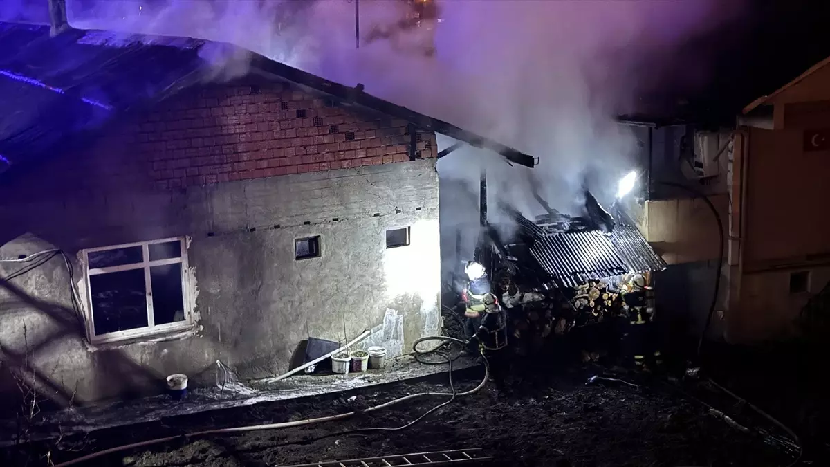 Zonguldak'ta meydana gelen kömürlük yangınında 3 kişi dumandan etkilendi. Olay
