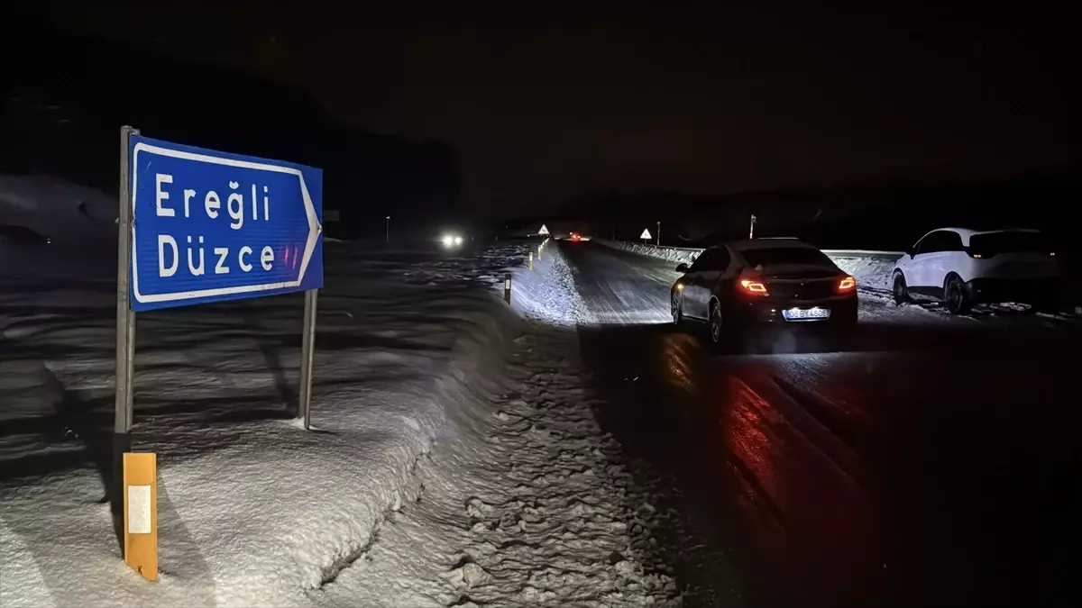 Zonguldak'ta etkili olan yoğun kar yağışı, ulaşımda aksamalara neden oldu.