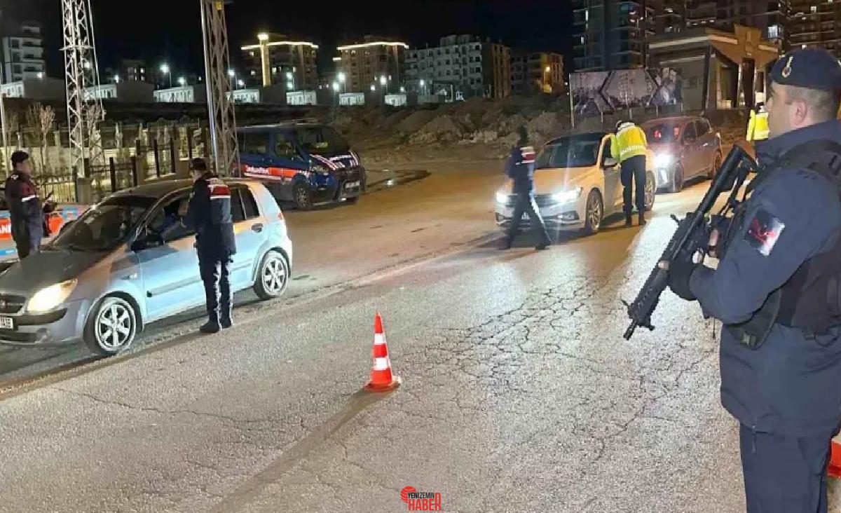 Jandarma grupları, Adıyaman'da huzur uygulamaları ile araç ve kimlik denetimleri