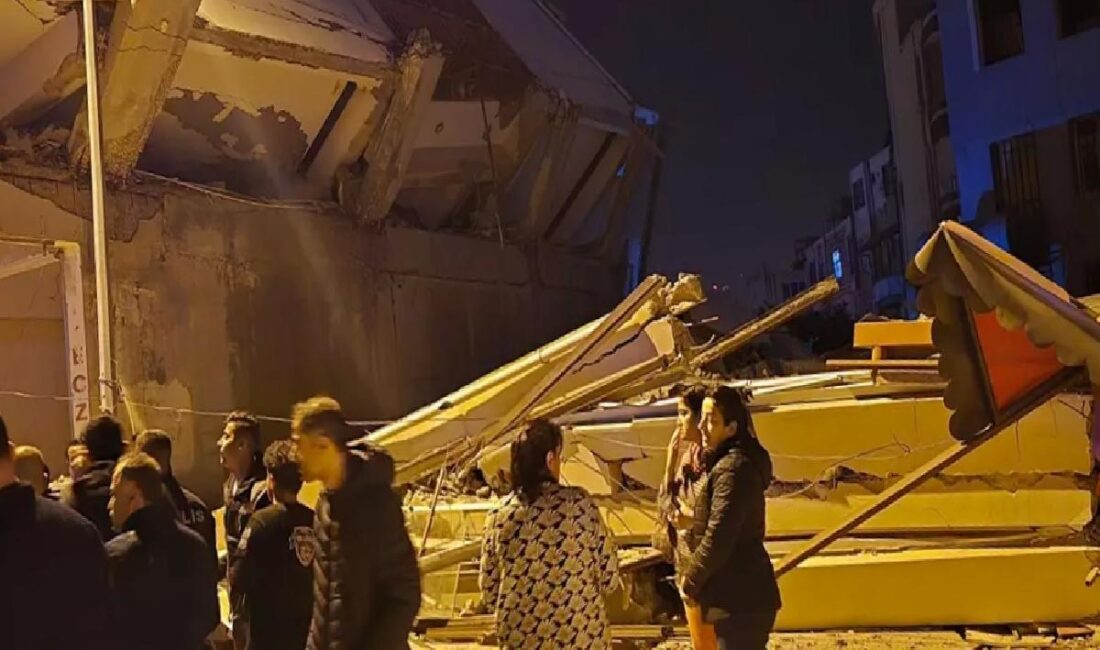Hatay'ın Samandağ ilçesinde ağır hasarlı 5 katlı apartman, yıkım esnasında