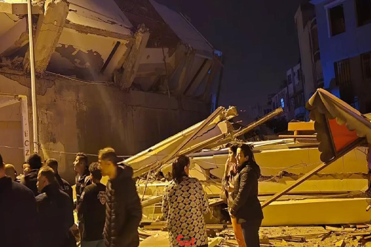Hatay'ın Samandağ ilçesinde ağır hasarlı 5 katlı apartman, yıkım esnasında